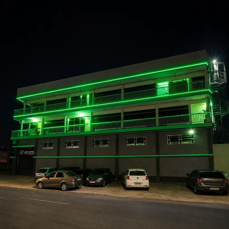 Fachada dos apartamentos iluminada à noite no Bairro Rio Branco, Canoas