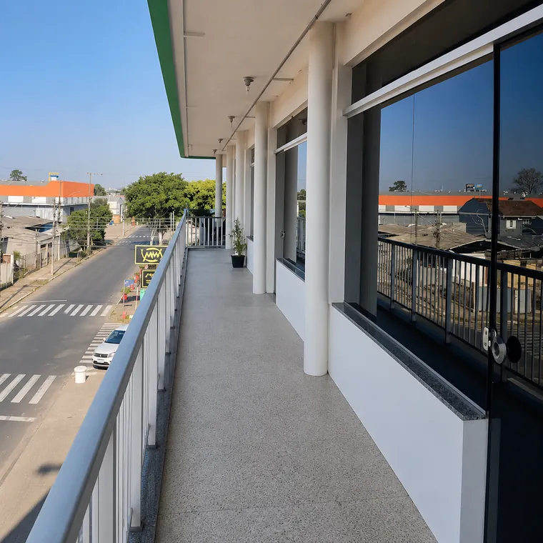 Varanda externa de acesso aos apartamentos, com vista para a rua