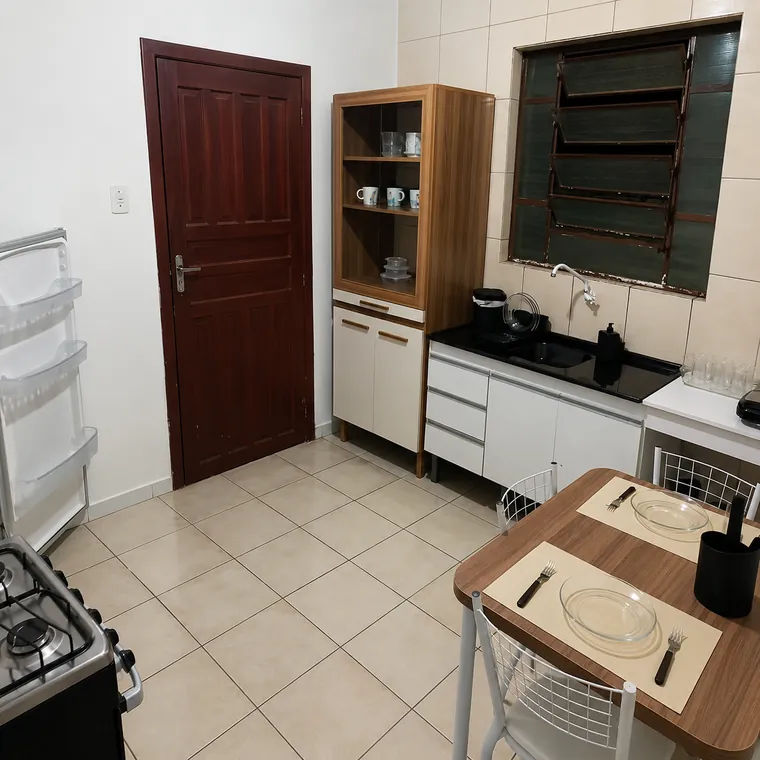 Cozinha equipada da casa com fogão, armário e mesa posta