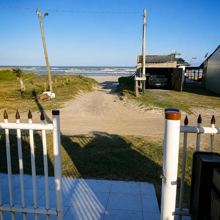 Acesso à praia a 25 metros das kitnets em Cidreira/RS